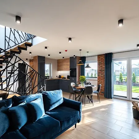 Family - Dwupoziomowe Z Basenem * Устка