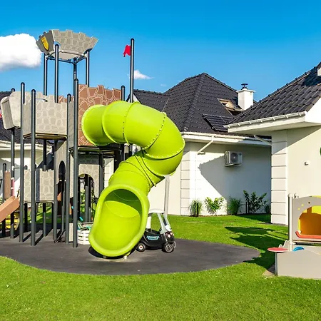 Family - Dwupoziomowe Z Basenem Дом отдыха *