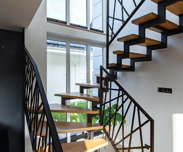 Family - Dwupoziomowe Z Basenem *